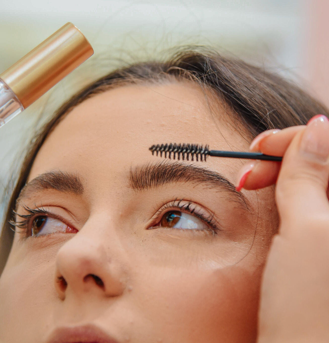 Augenbrauen und Wimpern Styling
