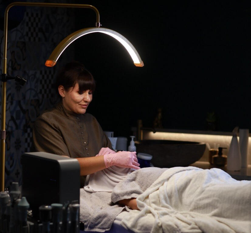 Tiefenreinigung, Aqua Facial, Glow und Anti-Age Treatments, RF-Lifting, Hydration und individuelle Hautpflege für strahlende und gesunde Haut.